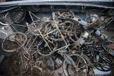 909453 Afbeelding van een stapel fietswrakken in een schuit van de Gemeentelijke Reinigings- en Havendienst (RHD), ...